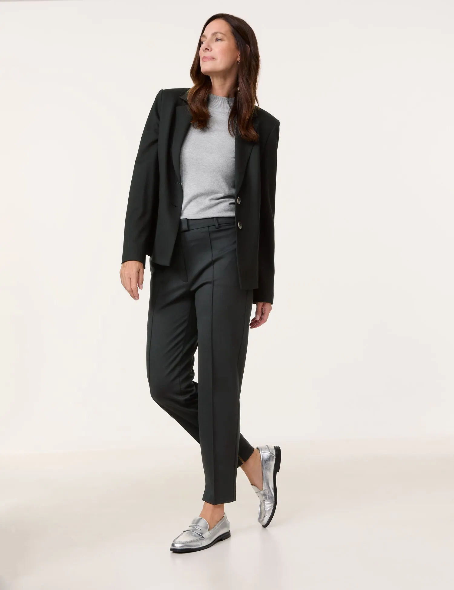 Classic 7/8-length trousers with vertical pintuck