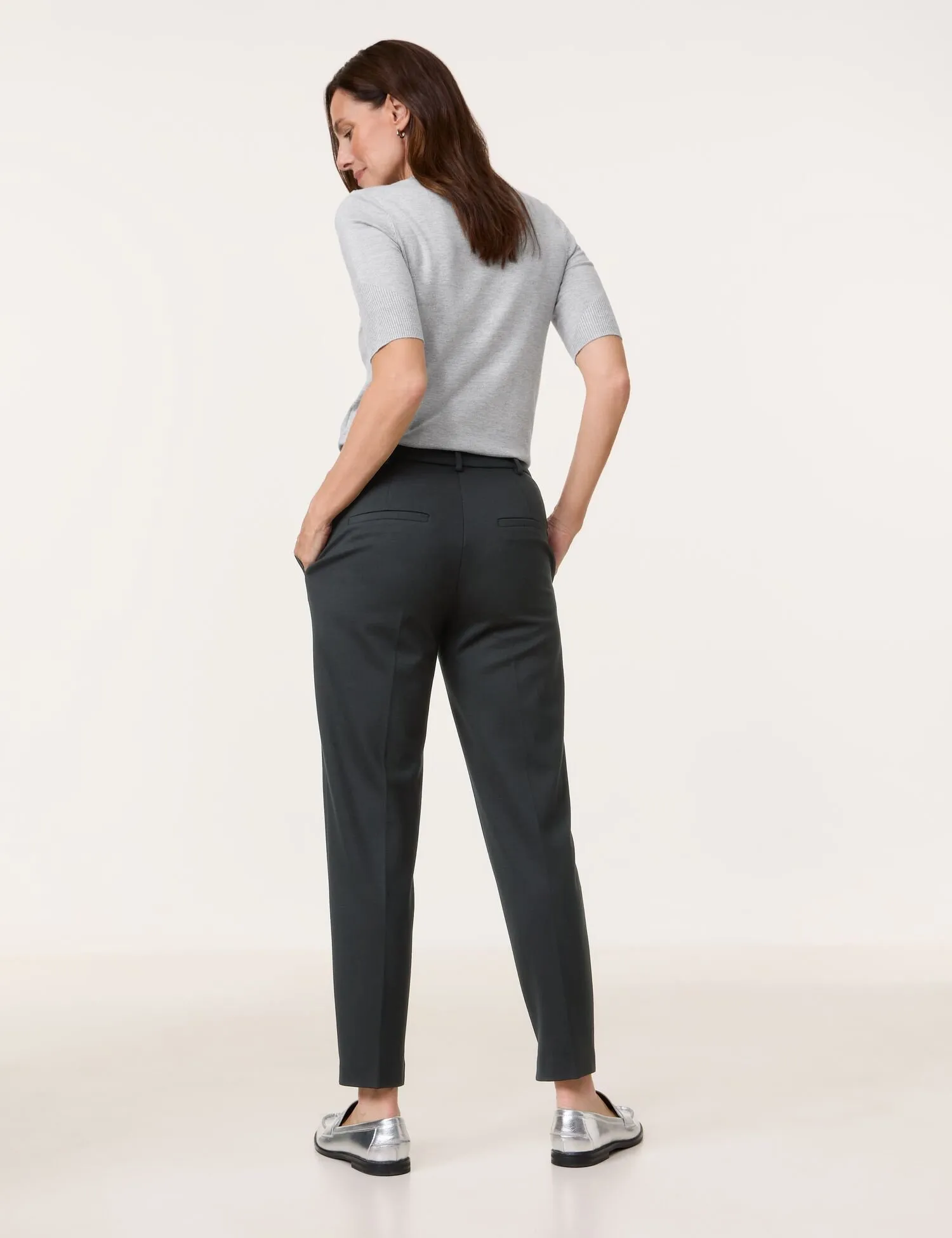 Classic 7/8-length trousers with vertical pintuck