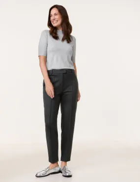 Classic 7/8-length trousers with vertical pintuck