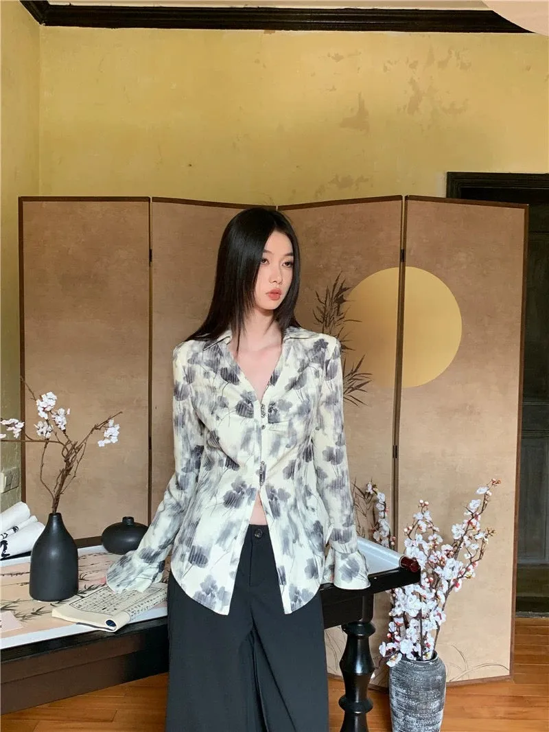 New Chinese style V-neck long-sleeved shirt for women spring 2024 new style design temperament bell-sleeved waist hot girl top