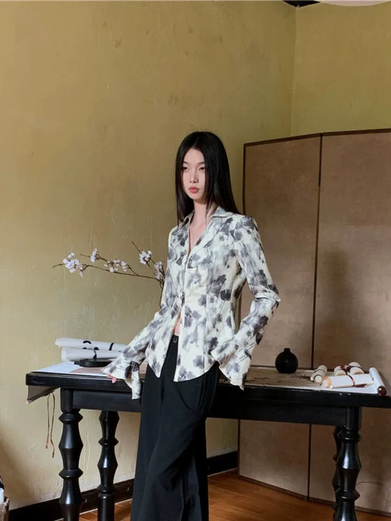 New Chinese style V-neck long-sleeved shirt for women spring 2024 new style design temperament bell-sleeved waist hot girl top